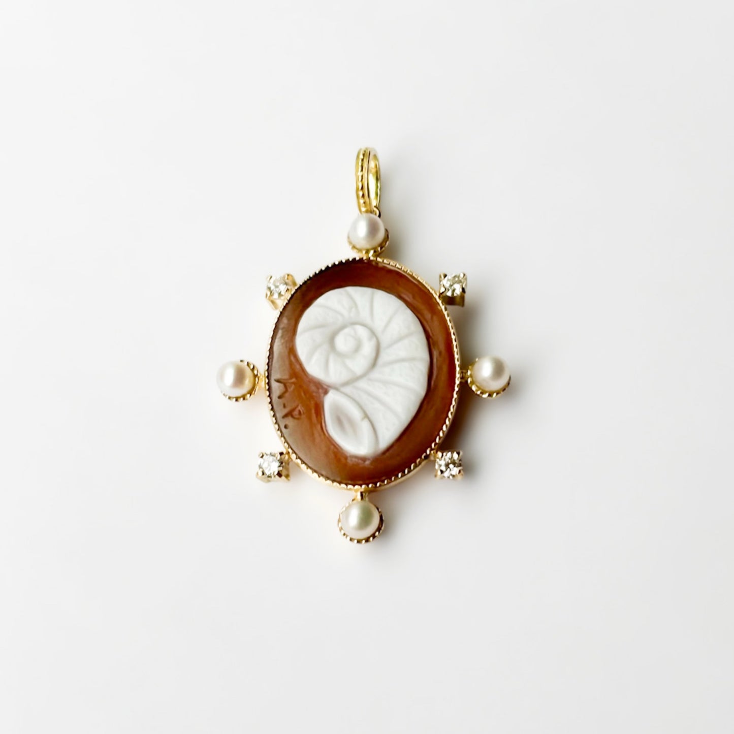 K18 Sardonyx Ammonite Cameo Top